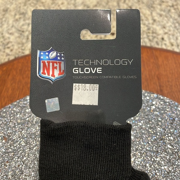 NWT SF 49ers gloves with technology index fingers. Embroidered SF logo on both. - Picture 3 of 9